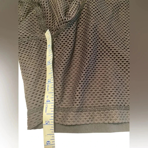 Lululemon Mesh On Mesh Short Black Shorts Sz 8 - Picture 11 of 11